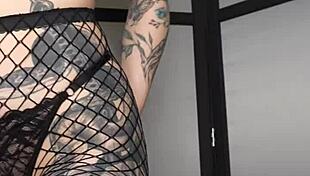 wanna feel this sporty redhead's big ass ride your cock to a pov cumshot explosion?