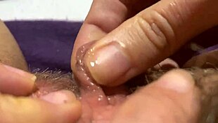 Голяма клитора пулсира под пръсти в екстрим близък план до оргазъм