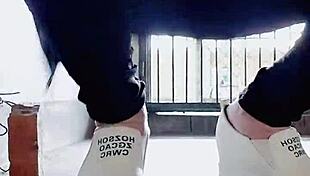 【伪娘婷婷】 midday slutty crossdresser heads out in lingerie, pees outdoors then strokes off