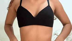 young babe fingers pussy to unwind