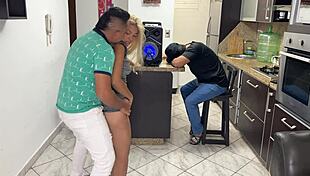 le presto mi novia a mi amigo pa que bailara pero el le froto la polla con reggaeton