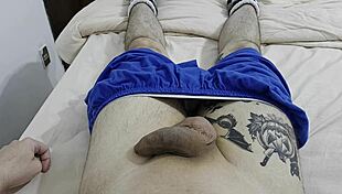 um penis descansando aqui, quer ver esse pau brasileiro enorme relaxando? 😏🍆