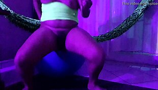 esperando meus amigos para curtir a noite de balada no rio