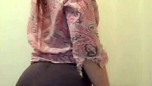 sexy american dances her juicy ass shaking wildly on cam