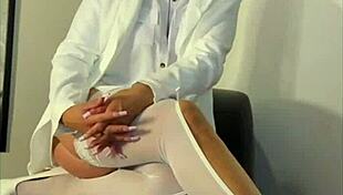 Madura latina usa curvas para aspirar a política con trasero y tetas