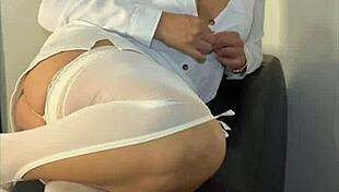 Madura latina usa curvas para aspirar a política con trasero y tetas