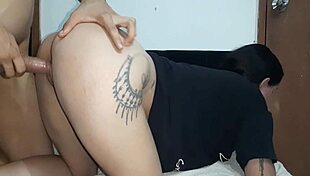 me follo a mi hermanastra colombiana en cuatro llenandola de leche en video casero