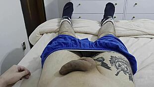 um penis descansando aqui, quer ver esse pau brasileiro enorme relaxando? 😏🍆