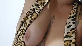 Tesao flashing tits and armpits begs cum on young exhibitionist body