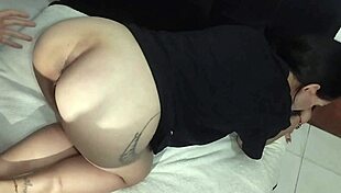 me follo a mi hermanastra colombiana en cuatro llenandola de leche en video casero