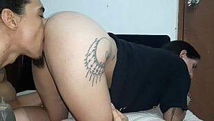 me follo a mi hermanastra colombiana en cuatro llenandola de leche en video casero