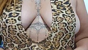 Tesao flashing tits and armpits begs cum on young exhibitionist body