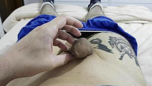 um penis descansando aqui, quer ver esse pau brasileiro enorme relaxando? 😏🍆