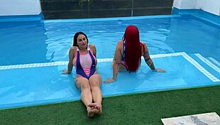 mi mejor amiga y yo 😘 jugando con nuestras tetas enormes en la piscina!
