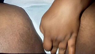 Crente safada mostra buceta grande gozando na calcinha transparente!