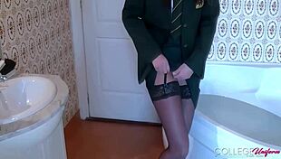 Sarah Louise flaunts sexy lingerie body!