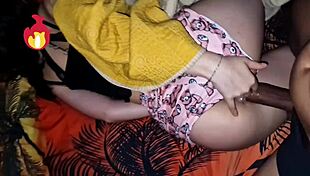 Pequeño hermanastro entra escondido para que su hermanastra latina le rompa virginidad anal