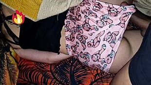 Pequeño hermanastro entra escondido para que su hermanastra latina le rompa virginidad anal