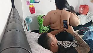 estoy en cuarto de hermanastra puta pidiendome ayuda quitandole ropa ay que rica