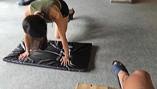 ayuda a una chica en el gym y termina follando su coño apretado?