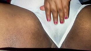 Crente safada mostra buceta grande gozando na calcinha transparente!