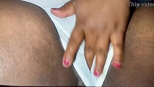 Crente safada mostra buceta grande gozando na calcinha transparente!