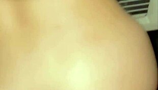 un desconocido me ve masturbándome y me da su polla gruesa para follar