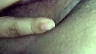 Gostosinha Teases on Webcam with Sultry Solo Moves