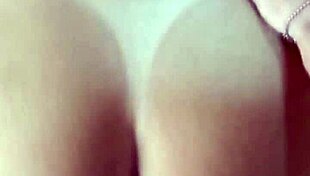 maridão abre meu cu com plug enquanto fode buceta e enche de porra