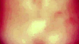 un desconocido me ve masturbándome y me da su polla gruesa para follar