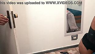 velho senta na cara dela enquanto fode safada doggystyle pro corno