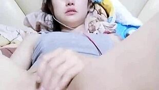 Amateur babe squirts buckets on wild masturbation machine ride