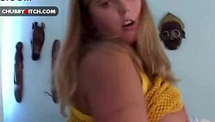 gorgeous curvy babe drills wet pussy hard to orgasm