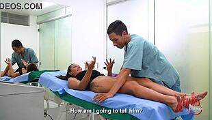 venezolana tetona folla al doctor en hospital y se corre adentro