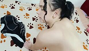 joven colombiana sale del baño y cabalga polla gruesa de su amigo en casero voyeur