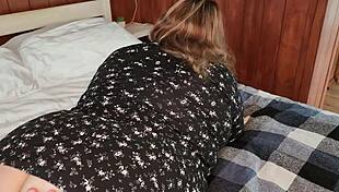 Guy pounds plump girlfriend's juicy pussy cums on huge ass