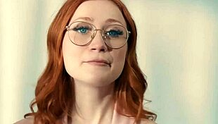 Rothaarige Nippel gezerrt und facesittet von busty MILF Domme 😈👅💦