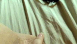 loira shakes huge ass teases pink pussy up close