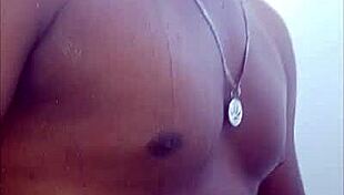 Nego Rubi Pauzudo Mostra Rola Grande e Grossa ao Ar Livre