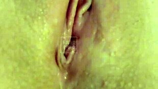 loira shakes huge ass teases pink pussy up close