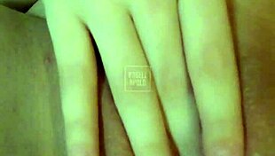 loira shakes huge ass teases pink pussy up close