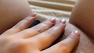 loira shakes huge ass teases pink pussy up close