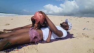 야, 이 섹스광 18+ 년 해변에서 흠뻑 젖어 야생 박기