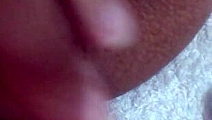 i'm watchin my esposa brincando com consolo dildo homemade amateurs!!