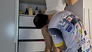 irrito minha meia-irma com pau duro no guarda-roupa...porra na buceta!