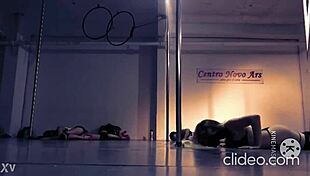 oh man this sexy doctora pole dances shakin her juicy ass im goin crazy!!