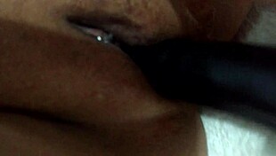 i'm watchin my esposa brincando com consolo dildo homemade amateurs!!