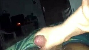 xingando o corno while fat latina milf gives handjob and tits bounce