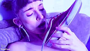 i can make you cum just with my vans sneakers 😈👟