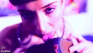 i can make you cum just with my vans sneakers 😈👟